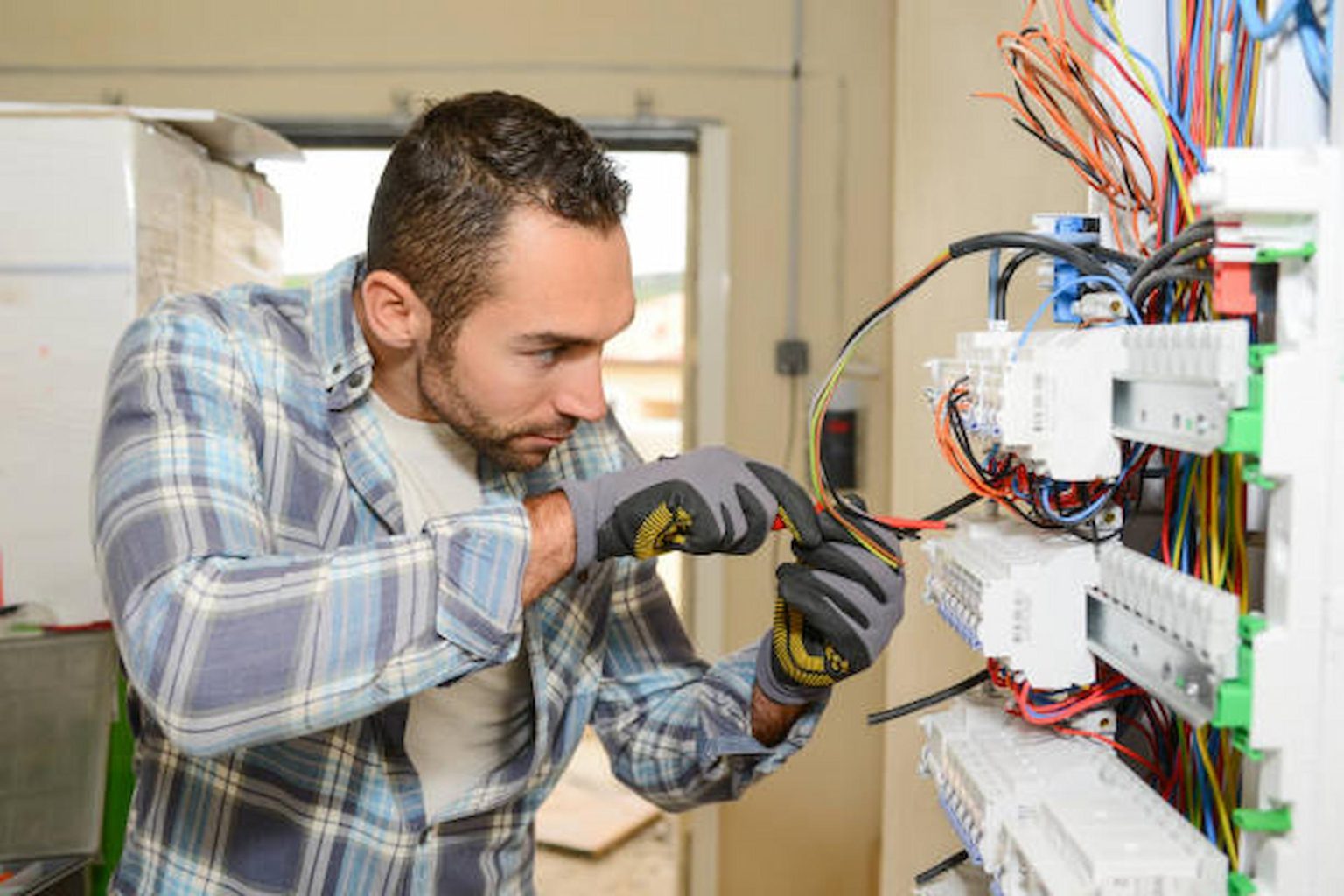 what-to-see-before-hiring-an-experienced-electrician-for-you